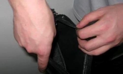 Metoda „borseta” este folosită de escorci pentru a înșela bătrânii și persoanele credule, foto: Arhivă Adevărul