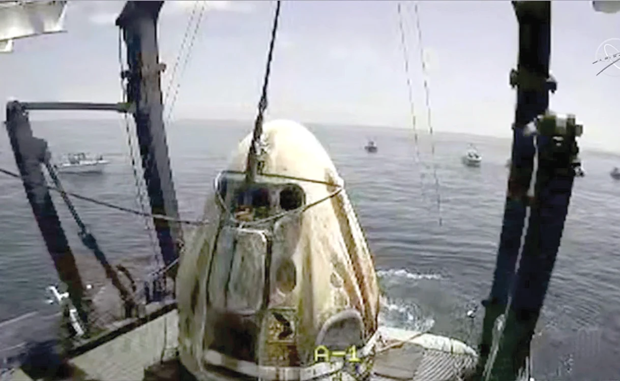 
    Capsula Crew Dragon recuperată cu succes din ocean cu cei doi astronauţi la bord  