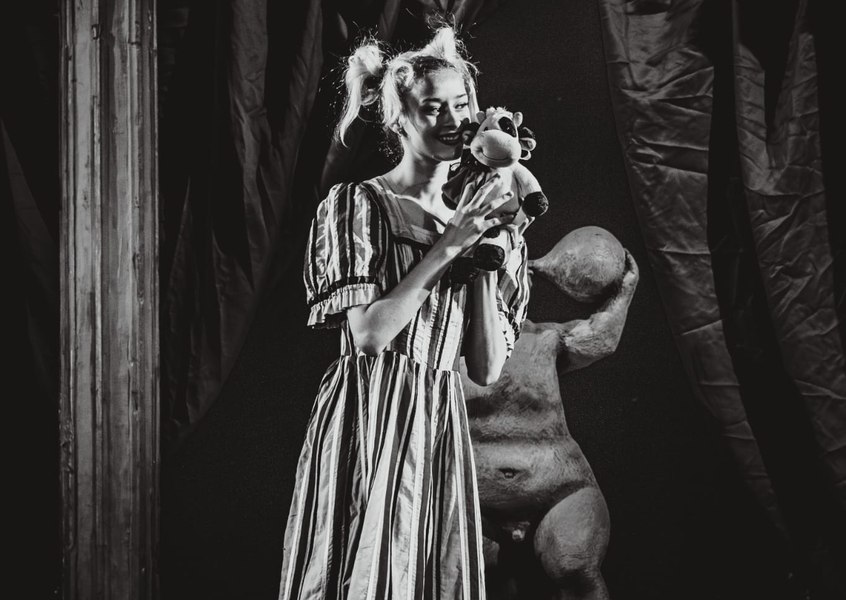 Gemene crescute la orfelinat, admise la Teatru. Povestea de succes a surorilor Andreea și Georgiana  