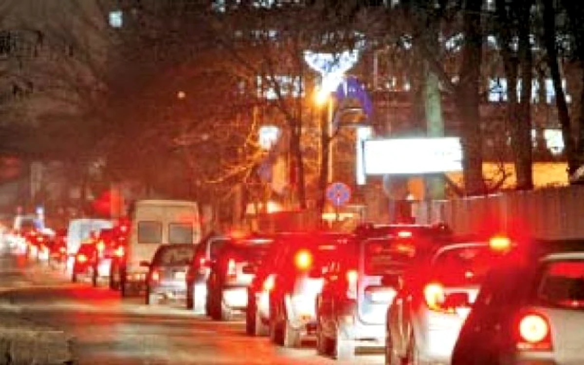 Seara în Pipera: orice drum spre casă începe în cozile din trafic p Foto: dan bistriţeanu