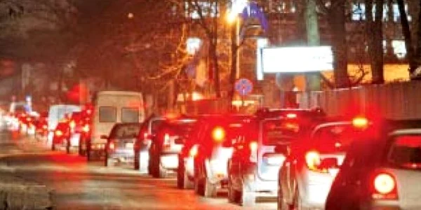 Seara în Pipera: orice drum spre casă începe în cozile din trafic p Foto: dan bistriţeanu
