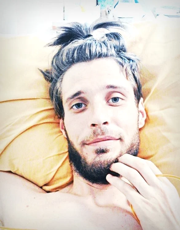 Tânărul vrea să lase în spate tragedia care a îndoliat România