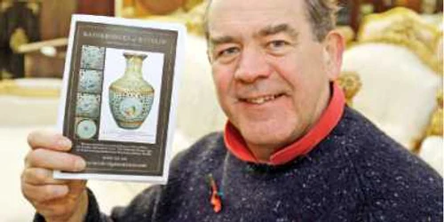 Proprietarul casei de licitaţii, Peter Bainbridge, arată fotografia vasului din catalogul licitaţiei  