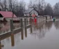 Gospodării inundate din cauza precipitaţiilor abundente în Tuţuleşti - Racoviţa judeţul Vâlcea Foto Adevărul