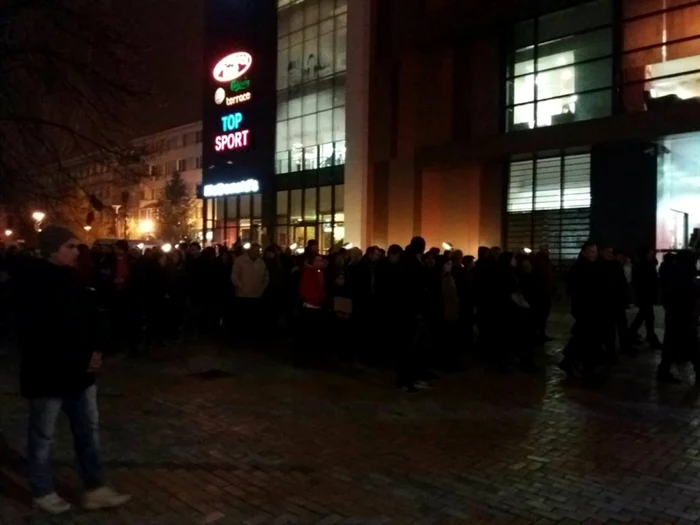 Peste 500 de oameni, la mitingul de la Piteşti. Printre protestatari s-au aflat mulţi angajaţi de la Dacia