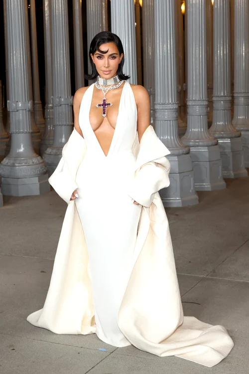 Kim Kardashian la LACMA Art+Film 2024, într-o rochie albă și un lanț cu cruce