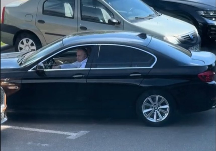 „Mihaela, dragostea mea, am ieșit din parcare”. Mircea Geoană, ironizat pe internet după ce a fost filmat la volan