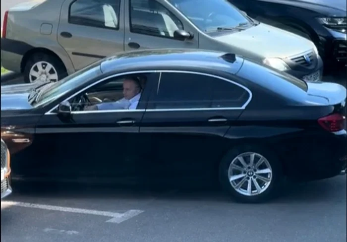 Geoană în timp ce scoate mașina din parcare Foto: Captura video TikTok
