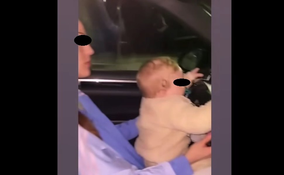 O șoferiță și-a pus bebelușul la volan, în timp ce conducea. Polițiștii au văzut imaginile pe rețelele sociale și au amendat-o