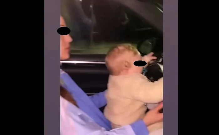 Tânăra și-a ținut copilul în brațe în timp ce conducea FOTO captură video vasiledale.ro
