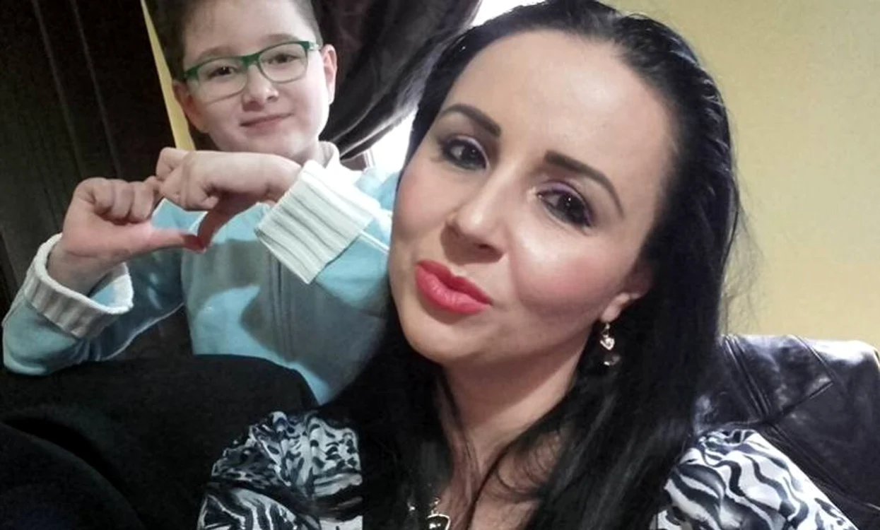 Băieţelul Magdei are 10 ani şi locuieşte cu bruneta