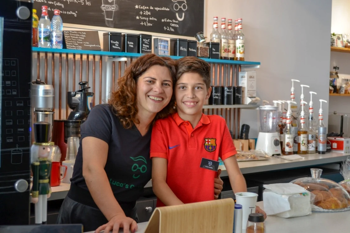 Lusiana, alături de băiatul ei, Luca. FOTO: arhiva personală