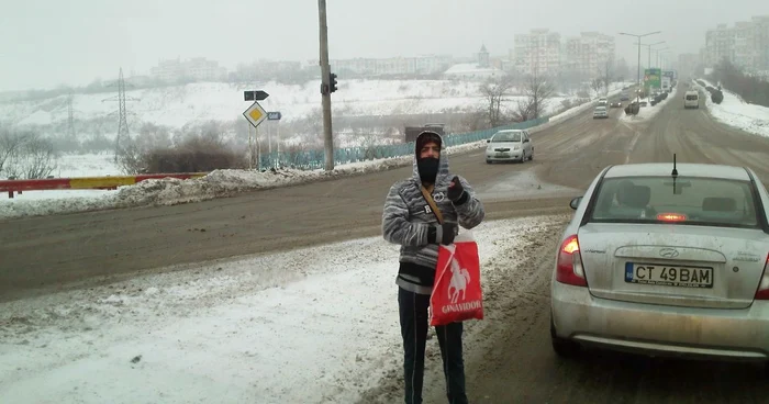 Nici vremea rea nu îi alungă pe cerşetorii de la periferia Galaţiului. 