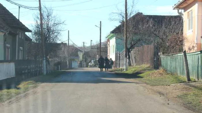 În satele depopulate doar vârstnicii mai ies pe uliţă