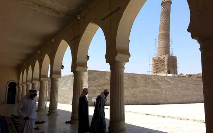 Marea Moschee al-Nuri, celebră pentru minareta sa înclinată/ Foto: EPA