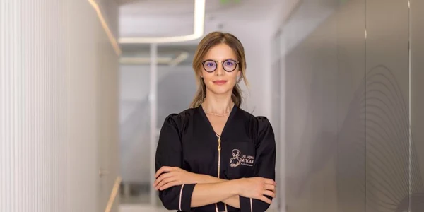 dr. Alina Mȋtcan, medic specialist Chirurgie Plastică Sursa foto Spitalul Zetta