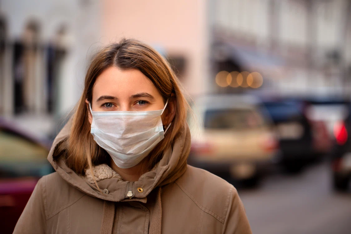 Specialiștii spun că suntem mai în siguranță dacă purtăm masca de protecție și în exteriorfoto: Shutterstock