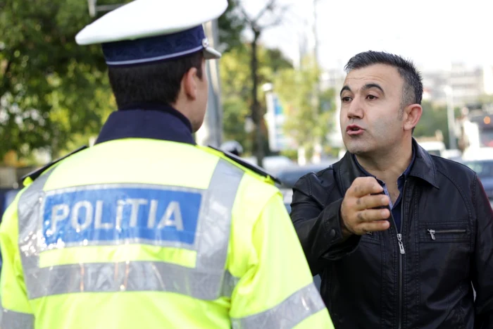 Participanţii la trafic nu respectă regulamentul rutier. FOTO Arhivă Adevărul