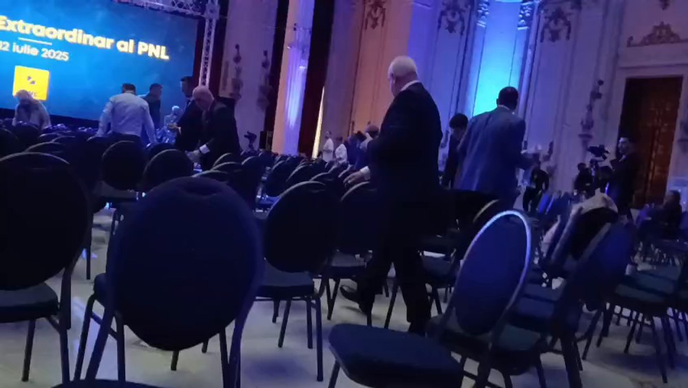 Ilie Bolojan strânge gunoaiele lăsate în urmă de colegii săi, la Congresul PNL