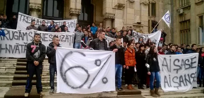 Tinerii au stat câteva minute pe treptele Universităţii. Foto: Bogdan Nistor