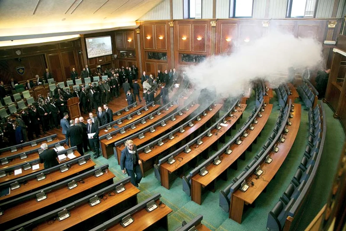 
    Deputaţii au venit cu măşti de gaze  pentru a-i izgoni pe membrii  partidelor de la Putere din plenFoto: AP  