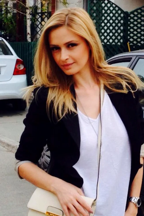 
    Bustul Alinei Crişan şi-a pierdut fermitatea  