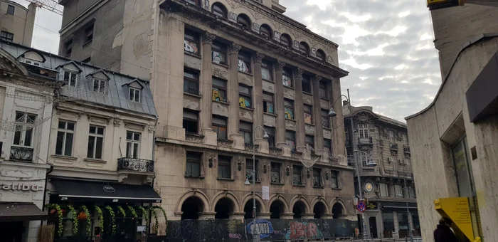 Blocul Rosenthal, construit acum 80 de ani, a cunoscut și gloria luxului, dar și agonia uitării în paraginăFoto: Gabriel Peneș
