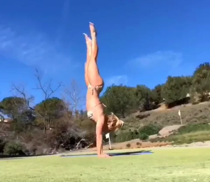 Britney Spears practică yoga în aer liber 