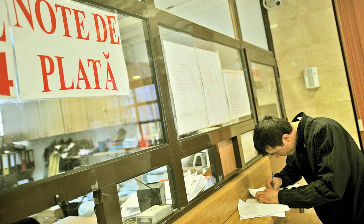 Prima tranşă a taxelor şi impozitelor locale trebuie achitată până la 31 martie, iar a doua tranşă se achită până la 30 septembrie 2016. În Bucureşti, dacă plăteşti integral taxele şi impozitele înainte de 31 martie, beneficiezi de o reducere de 10%.