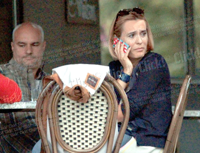 Andreea îl caută din  priviri pe fiul său