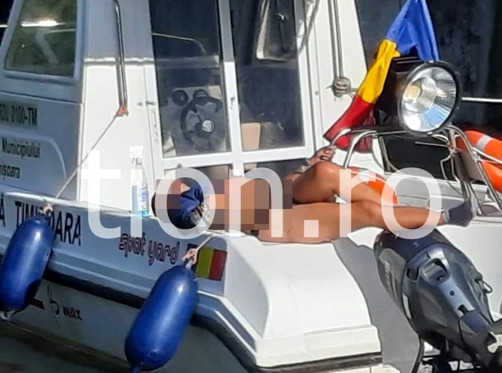 Tânăra care făcea plajă pe barca poliției. Foto: tion.ro.