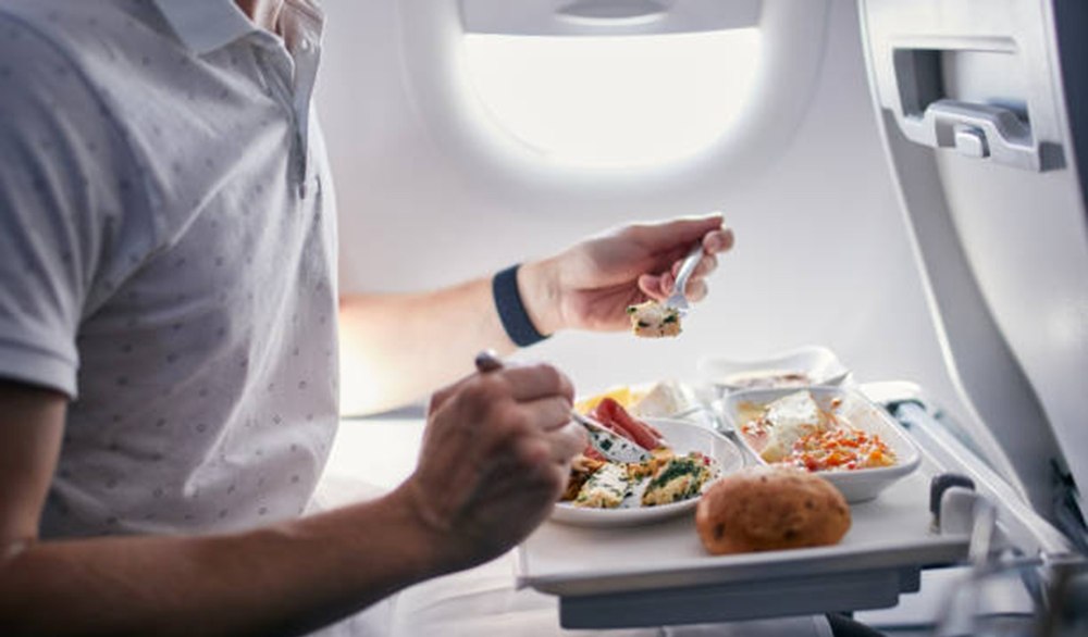 Tragedie la bordul unui avion: un medic vegetarian a murit după ce compania aeriană i-a oferit mâncare cu carne