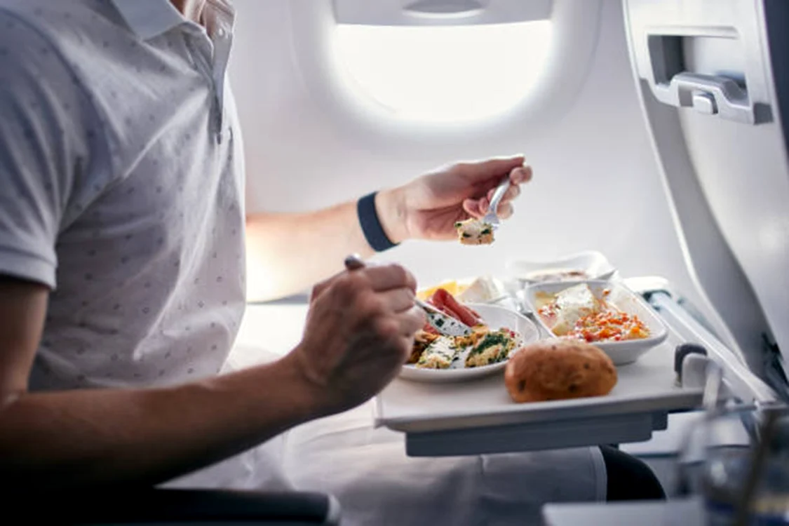 Mâncarea din avion are mai multe condimente decât în mod normal / foto: IStock