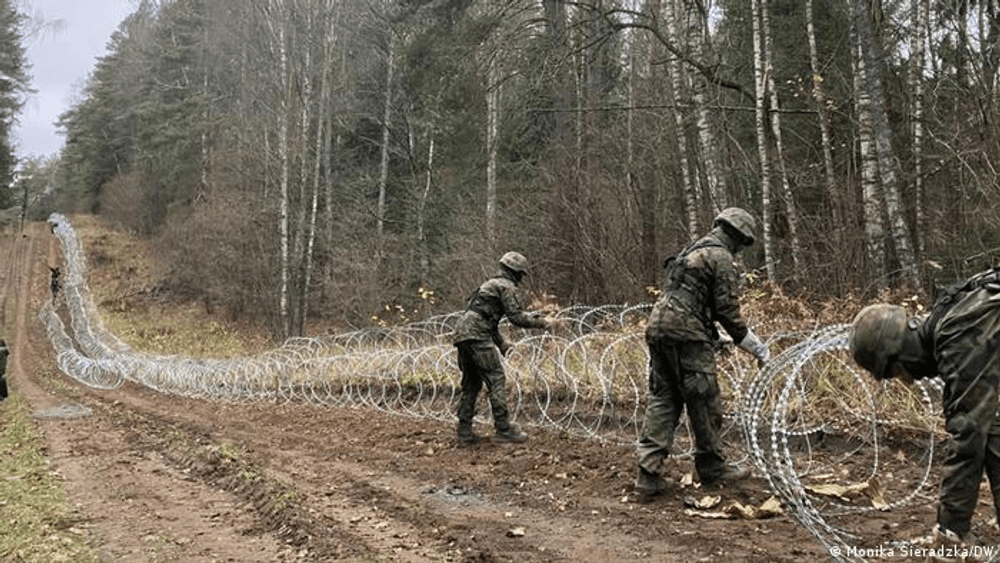 Polonia înalţă un gard de sârmă ghimpată la graniţa cu Rusia