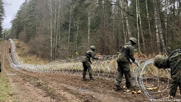 Grăniceri polonezi au început să instaleze sârmă ghimpată la graniţa cu rușii din Kaliningrad