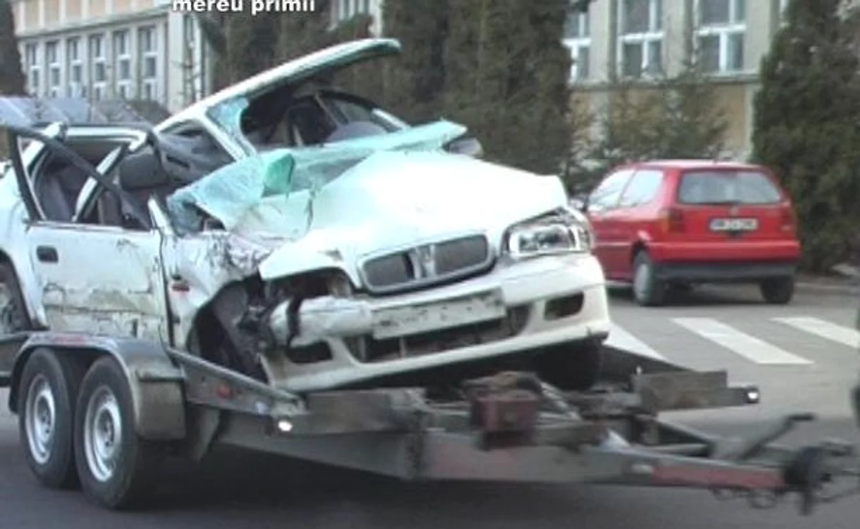 
    Maşina s-a izbit de un stâlp şi a fost avariată destul de grav  