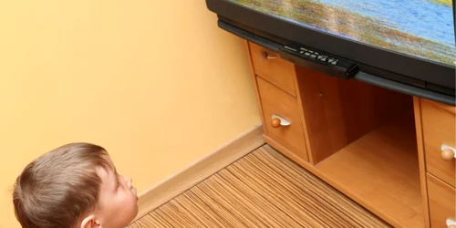 Copiii se uită mai mult la televizor, dar ar putea renunţa la el
