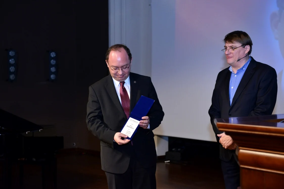 În cadrul Galei Premiilor FP România 2016, dl Bogdan Aurescu a fost premiat "pentru gestionarea parteneriatului strategic
cu SUA". (Foto: Sorin Stana)