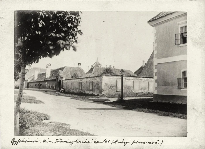 Clădirile monetăriei fotografiate de Adalbert Cserni la începutul secolului XX. Foto: edu.kindergraff.ro