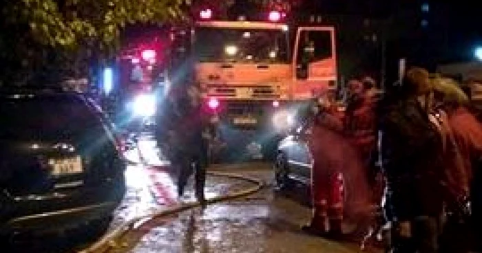 Incendiu puternic într-un bloc din centrul Piteştiului: ”Am urcat până la ultimul etaj, unde se auzeau strigăte de ajutor”