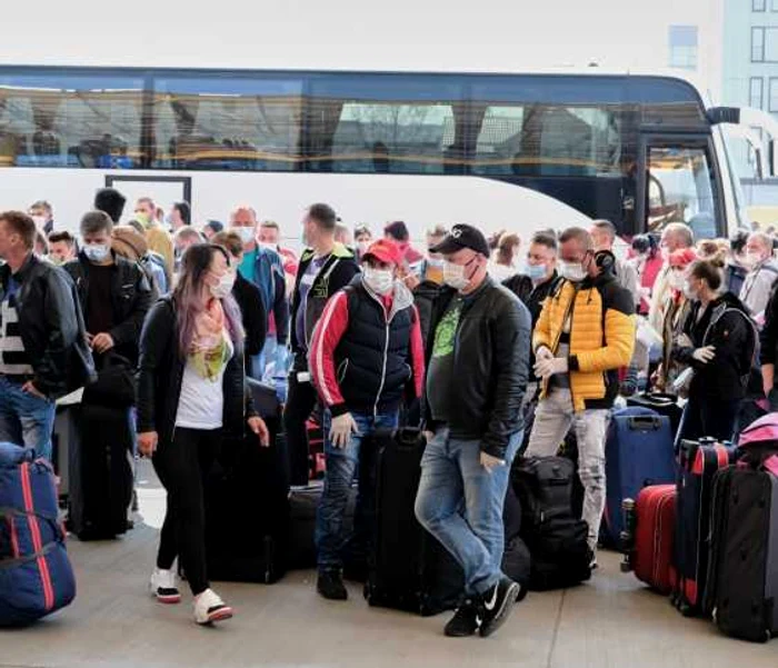 Muncitori sezonieri pe aeroportul din Cluj FOTO Inquam Photos / Raul Ştef