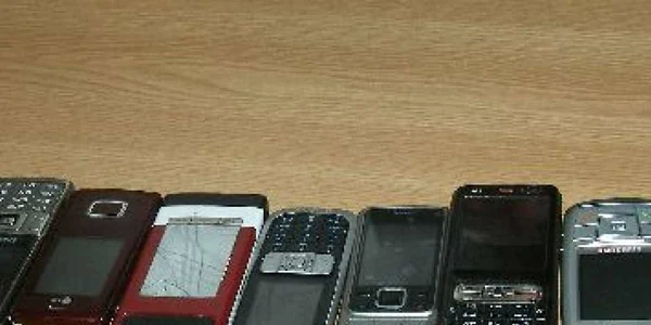 Bacău: Comerț ilicit cu telefoane mobile, în centrul orașului