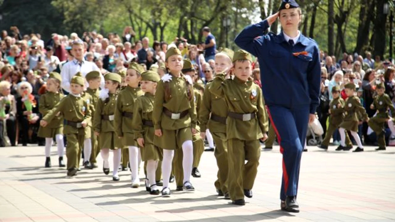 Copiii din Rusia învaţă de la vârste fragede ce însemnă milităria