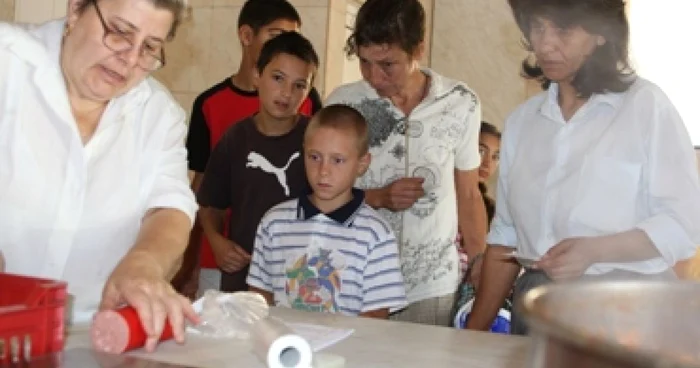 Galati: Sute de gălăţeni fac coadă la un blid cu mâncare