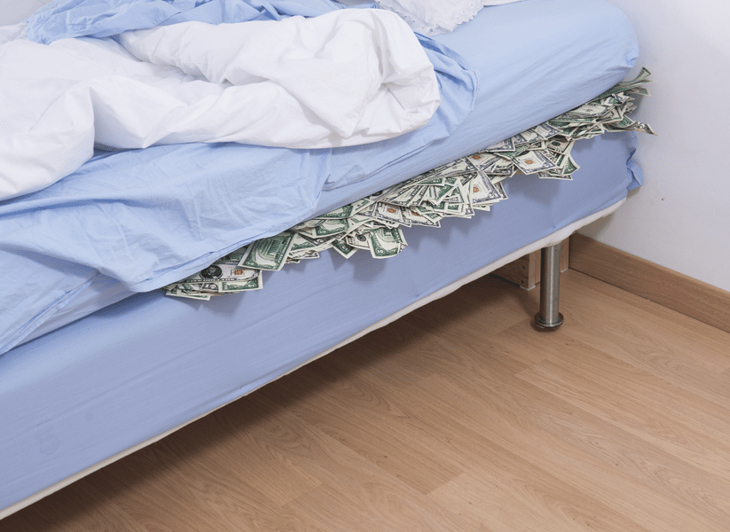 Șefa din spital care dormea în lenjerii de pat umplute cu bani obținuți din șpagă