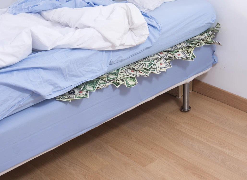 Anchetatorii au găsit bani în lenjeria de pat, dar și prin sertare și cărți FOTO Shutterstock