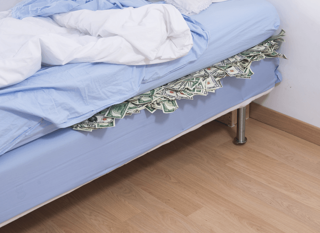 Șefa din spital care dormea în lenjerii de pat umplute cu bani obținuți din șpagă