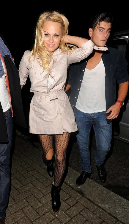 pamela anderson manga,pamela anderson beata,pamela anderson alcool,pamela anderson club londra