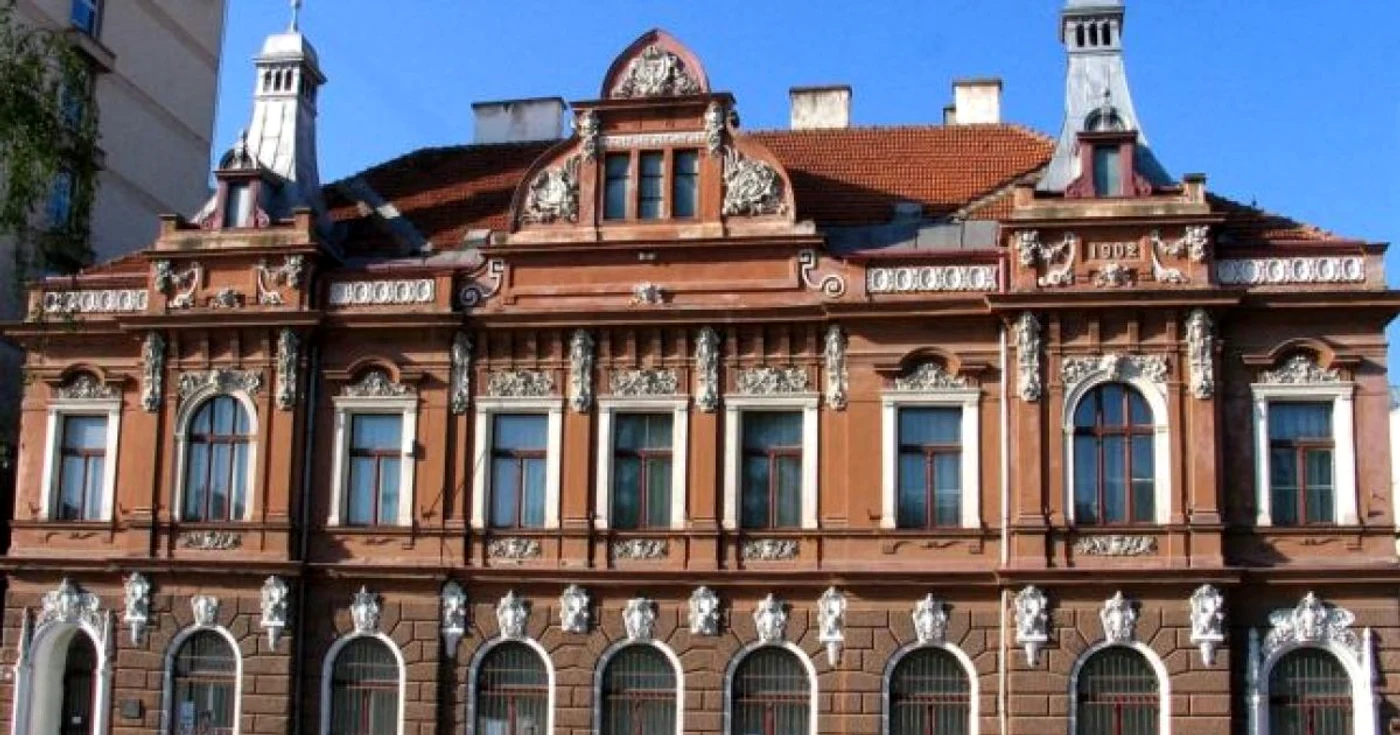 Muzele au sediul în centrul Braşovului, într-o clădire care valorează milioane de euro.