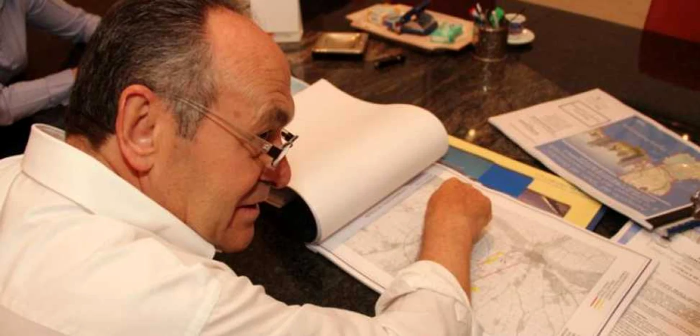 Romeo Nunzio, reprezentantul firmei italiene, explicând proiectul FOTO Obiectiv Vocea Brăilei